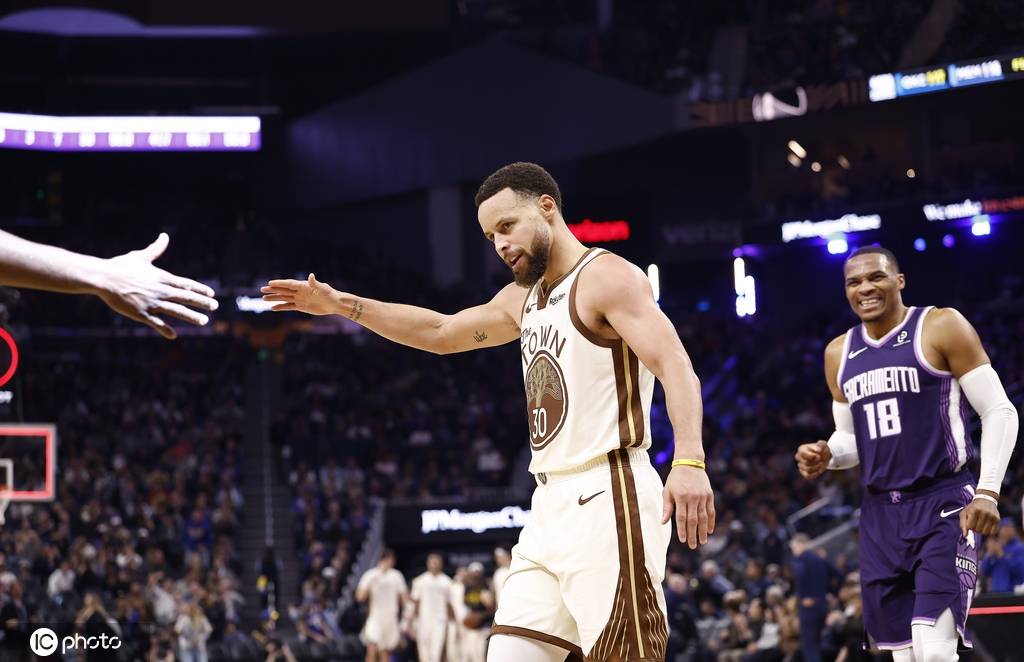 搞心态！库里变裁判威少崩溃 轰27+10勇士新年首迎2连胜